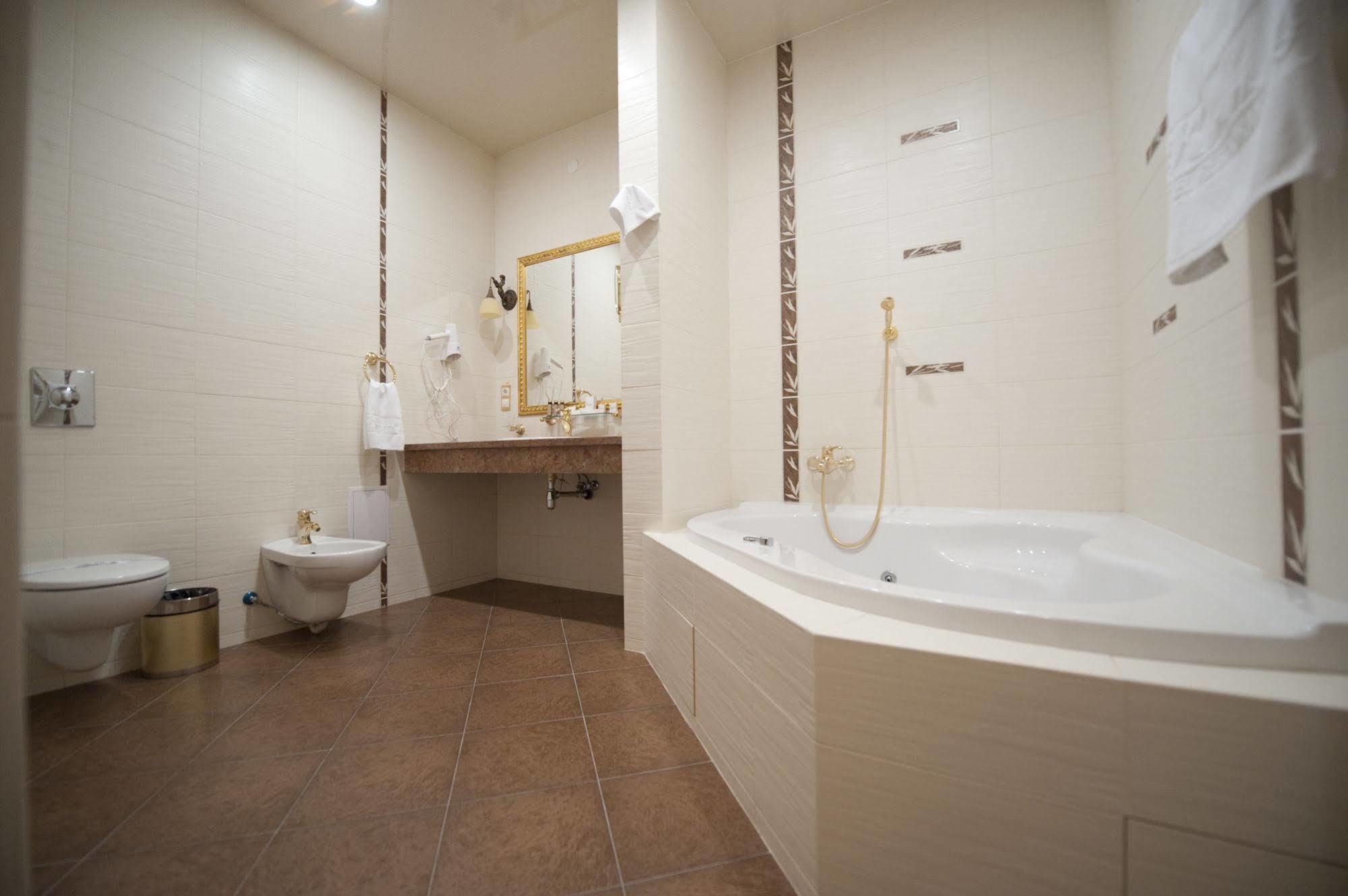 Deluxe Hotel Kupava Lviv Exterior photo