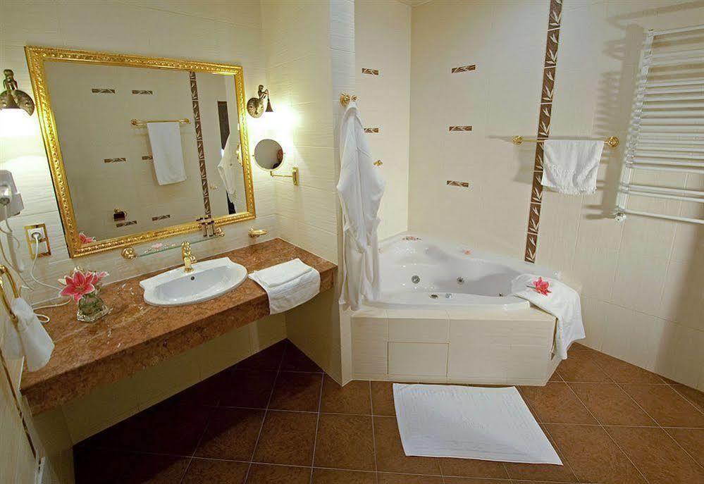Deluxe Hotel Kupava Lviv Exterior photo